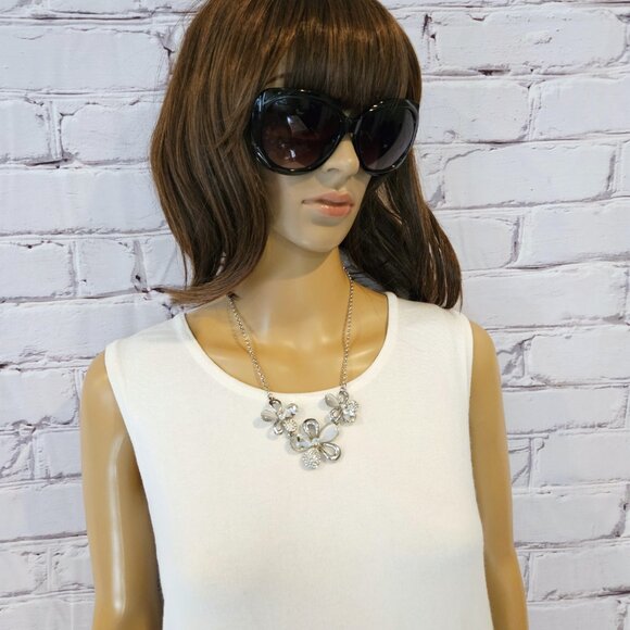 NECKLACE - Silver flowers with crystal and translucent petals - Picture 4 of 4